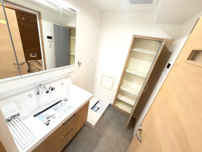 【独立洗面台】 | ライオンズマンション上野芝五丁 | 収納付き洗面化粧台を採用し、すっきりとした空間を保てます。