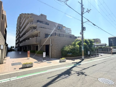 【外観】 | ライオンズマンション上野芝五丁 | 上野芝エリアに佇む総戸数94戸のマンション。管理状態も良好で、落ち着いた住環境が魅力です。