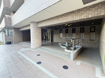  | ライオンズマンション上野芝五丁 | 清掃の行き届いたエントランス。管理状態の良さが日々の安心感につながります。