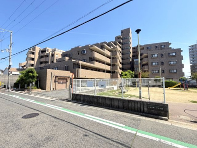 【外観】 | ライオンズマンション上野芝五丁 | マンション横には公園があり、子育て世帯にも嬉しい住環境が整っています。