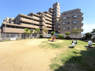 【その他】 | ライオンズマンション上野芝五丁 | 公園に隣接した開放感のある住環境。緑を身近に感じながら快適に暮らせる立地です。