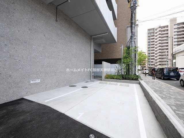 TOPAZ江坂の駐車場
