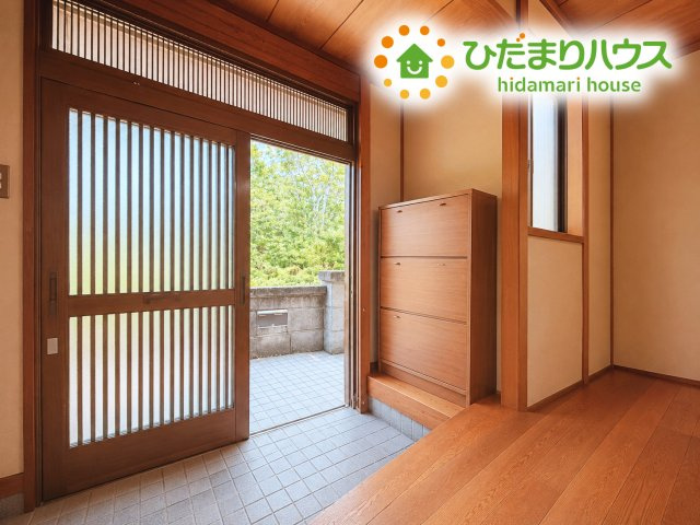 いわき市若葉台　中古戸建の玄関|靴で溢れかえっていた玄関も、大きなシューズボックスと、玄関横のクロークでスッキリ解決！玄関は「その家の顔」とお考えの方にオススメの広さです。