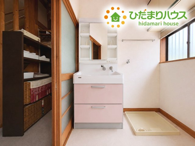 いわき市若葉台　中古戸建の独立洗面台|シンプルなデザインで明るく、使いやすい洗面所は、収納もたっぷり！清潔感もあり毎日の準備が気持ちよくできる空間になります。