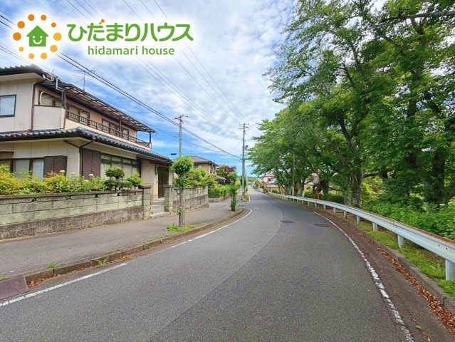 いわき市若葉台　中古戸建の前面道路含む現地写真|前面道路も幅が広いため車庫入れも安心です(^^)/