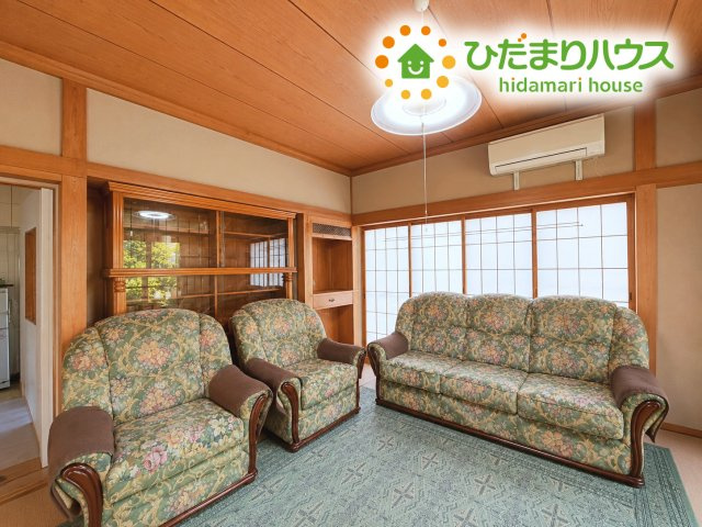 いわき市若葉台　中古戸建の居間・リビング|リビング・ダイニングは嬉しい二面採光・窓辺からの日差しがあたたかなリビングを演出します☆彡