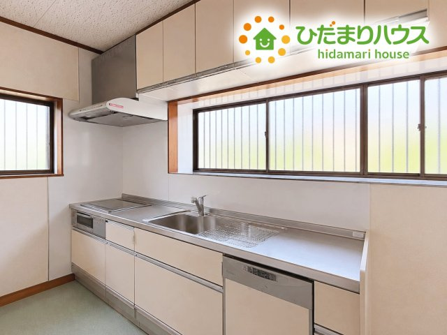 いわき市若葉台　中古戸建のキッチン|スッキリしていて、調理スペースも広い“システムキッチン。使いやすい動線が確保できるので、お料理するのも楽しくなりますね♪