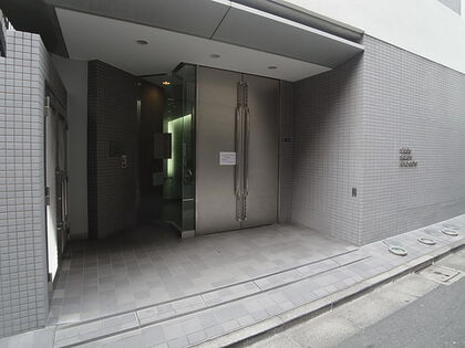 スタジオ・スクエア人形町のエントランス|「人形町」駅徒歩３分！ペット飼育可能な平成１４年築の新耐震基準マンション、スタジオ・スクエア人形町は即日現地案内可能となっておりますので、お気軽にお問い合わせください！