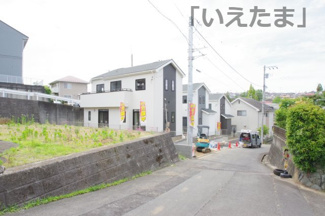 【前面道路含む現地写真】 | 【仲介手数料無料！！】町田市金井ヶ丘2丁目　新築戸建て（全3棟）A号棟　4590万円 | 令和８年５月３１日撮影　建築中