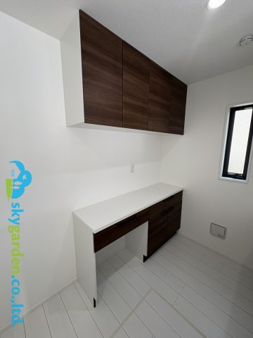 茅ヶ崎市浜之郷３期　新築戸建　全１棟のキッチン|キッチン背面のカップボード