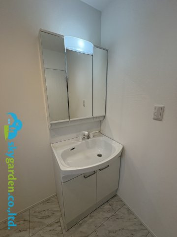 茅ヶ崎市浜之郷３期　新築戸建　全１棟の独立洗面台|三面鏡付き洗面化粧台