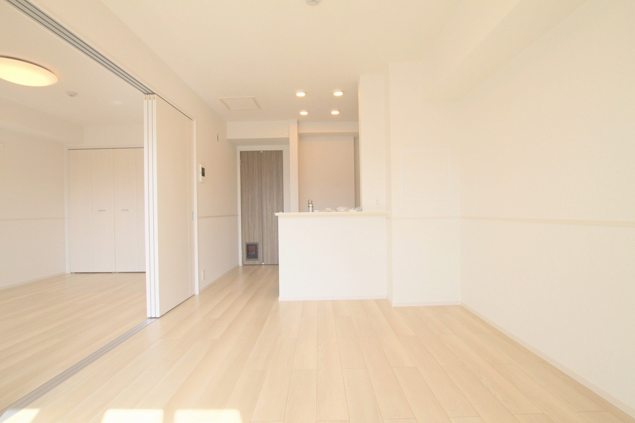 宝塚市口谷西３丁目のアパートの居間・リビング