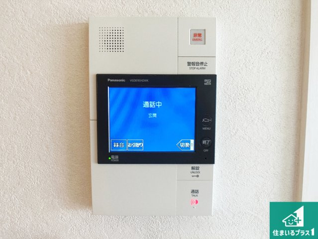 ワコーレ舞子海岸通の防犯設備|カラーモニターインターホン！声だけでなく来訪者の姿や顔がモニターで確認できるので、小さなお子様がいらっしゃるご家庭でも安心できます！