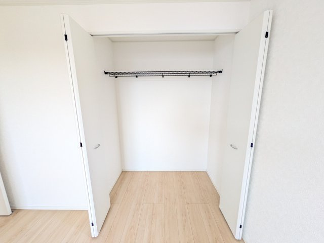 土浦市神立町　第8　新築戸建　3号棟の収納|大容量のクローゼットを完備。衣類から季節家電までスッキリ片付き、空間を有効活用できます。