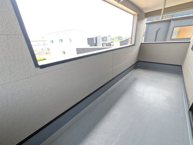 土浦市神立町　第8　新築戸建　3号棟のバルコニー|人気のインナーバルコニー。室内と一体感があり、雨の日のお子様の遊び場や、ペットの安全な外気浴スペースにも最適です♪