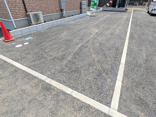 土浦市神立町　第8　新築戸建　3号棟の駐車場|駐車3台可能で、出し入れしやすいゆとりのカースペース。
月々の駐車場代が不要な点も大きな魅力です。
