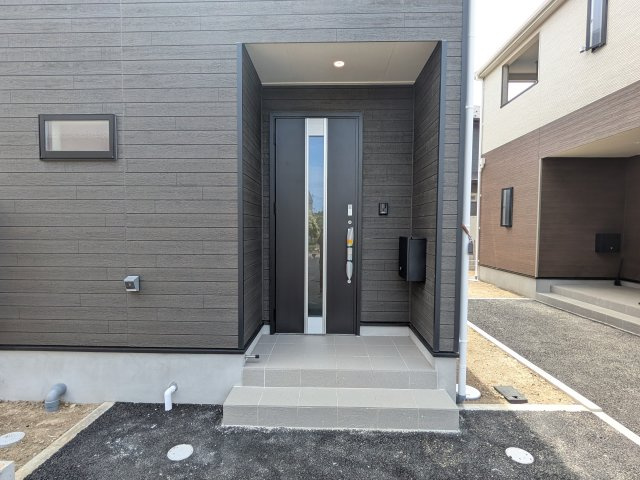土浦市神立町　第8　新築戸建　3号棟の玄関|玄関ドアはカードキーで開閉も楽々♪
スマホでの開錠と施錠も可能です！
玄関上部には人感センサー付きのダウンライトがあるので、夜間の帰宅時に自動で点灯してくれます♪
防犯対策面にも一役買ってくれます！