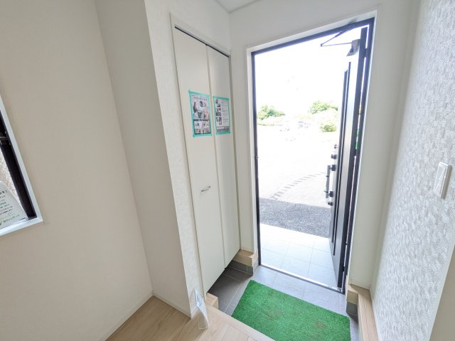 土浦市神立町　第8　新築戸建　3号棟の玄関|家族全員の靴がスッキリ片付く大容量シューズボックス完備。お客様を気持ちよく迎えられる、明るく清潔感あふれる玄関です。