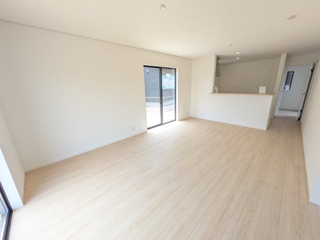 土浦市神立町　第8　新築戸建　3号棟の居間・リビング|家族の会話が自然と弾む、広々としたゆとりのLDK。南西向きの窓からたっぷりの光が射し込む明るく快適な空間です。