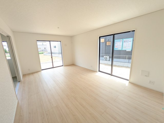 土浦市神立町　第8　新築戸建　3号棟の居間・リビング|居心地の良いデザインと機能性を両立。ご友人を招いたり、趣味を楽しんだり、様々なシーンで活躍する団らんの中心地です。