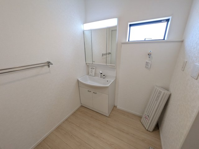 土浦市神立町　第8　新築戸建　3号棟の独立洗面台|三面鏡の洗面化粧台はミラー扉の内側がすべて収納スペースになっており、収納力も魅力的です♪
ボックスティッシュも収納可能で、可変トレイは収納物に応じて高さ調整ができます！
取り外して洗えるので清潔です♪