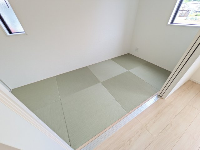 土浦市神立町　第8　新築戸建　3号棟の和室|琉球畳の和室は陽当たりも良く、落ち着ける空間です♪
リビングとの続き間になっているので、お子様の遊ぶスペースやお昼寝などにも使えます！
押し入れもあり収納にも困りません♪