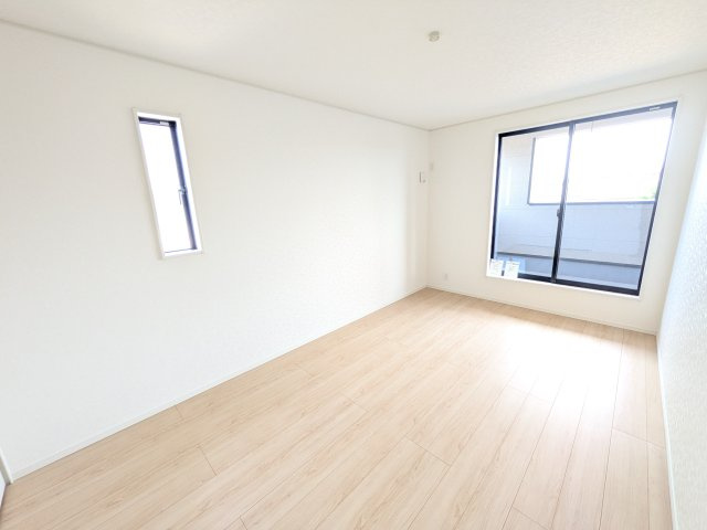 土浦市神立町　第8　新築戸建　3号棟の洋室|バルコニーに面した明るい２面採光で、毎朝爽やかな光を感じられます。