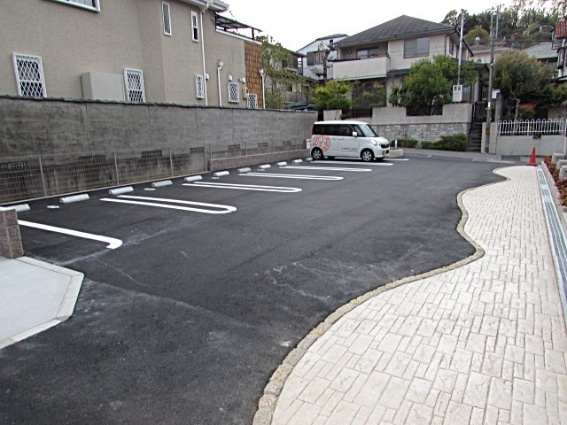 メゾンジョイ宝塚の駐車場|車をお持ちの方に嬉しい駐車場付きの物件です