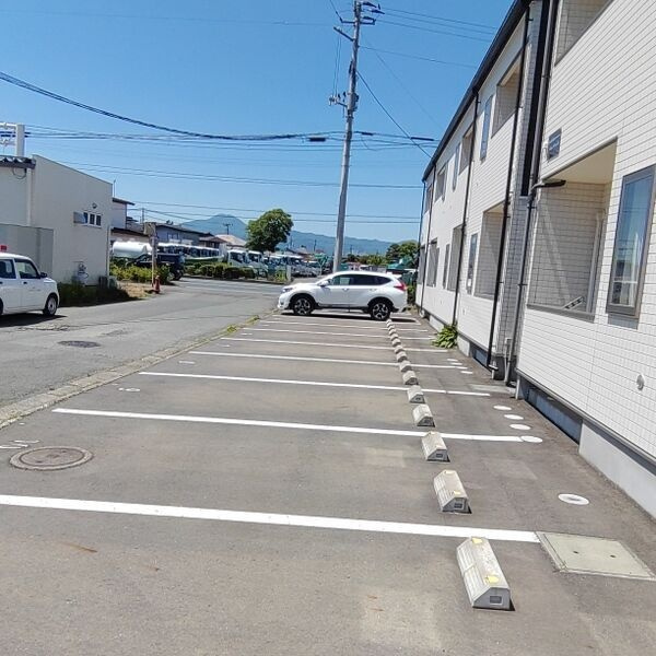ヴェルニーナの駐車場