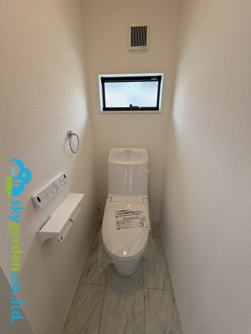 藤沢市本藤沢２丁目　新築戸建　全３棟3号棟のトイレ|落ち着いた色調のトイレです