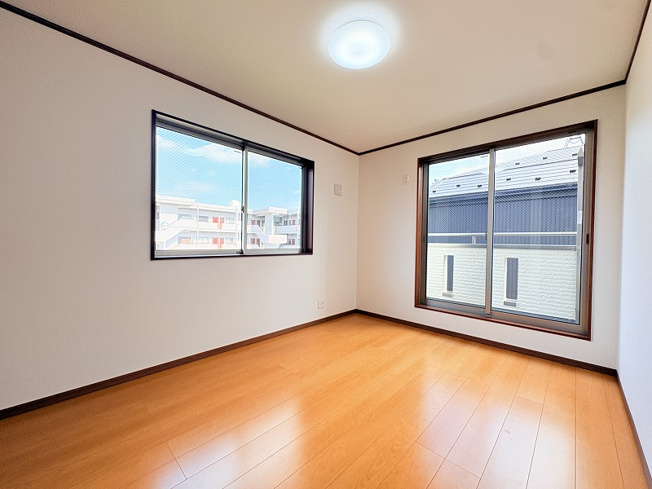 【寝室】 | 練馬区西大泉4丁目　中古一戸建住宅　(保谷店) | 2階6.1帖/2面採光につき暖かな陽射しが差し込みます。