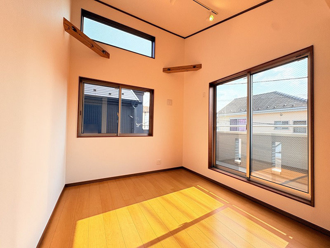 【洋室】 | 練馬区西大泉4丁目　中古一戸建住宅　(保谷店) | 2階5.4帖/天井高で陽当たりが良く、開放感をたっぷりと感じられるお部屋。