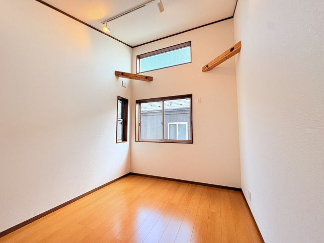 【子供部屋】 | 練馬区西大泉4丁目　中古一戸建住宅　(保谷店) | 2階5.4帖/さまざまな家具を取り入れやすいナチュラルな内装。