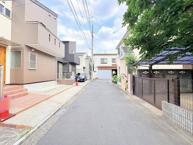 【前面道路含む現地写真】 | 練馬区西大泉4丁目　中古一戸建住宅　(保谷店) | 小学校まで徒歩7分なのでお子様の登下校も安心です。