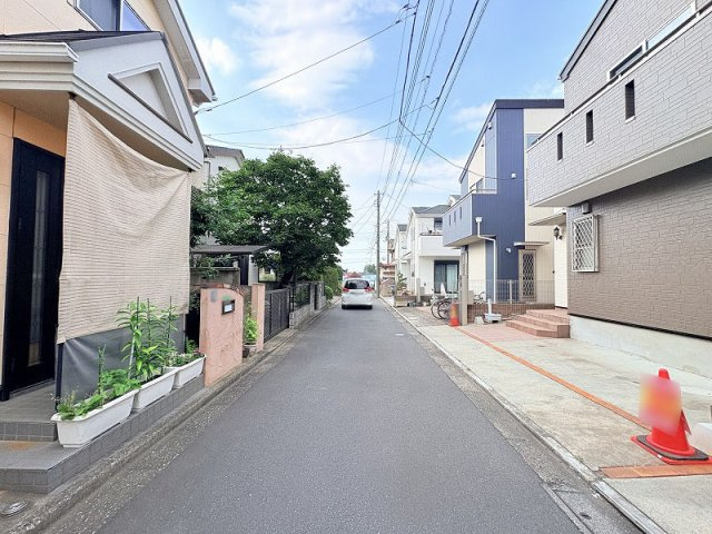 【前面道路含む現地写真】 | 練馬区西大泉4丁目　中古一戸建住宅　(保谷店) | ディスカウントストアとコンビニが徒歩5分以内にありお買い物も便利です。
