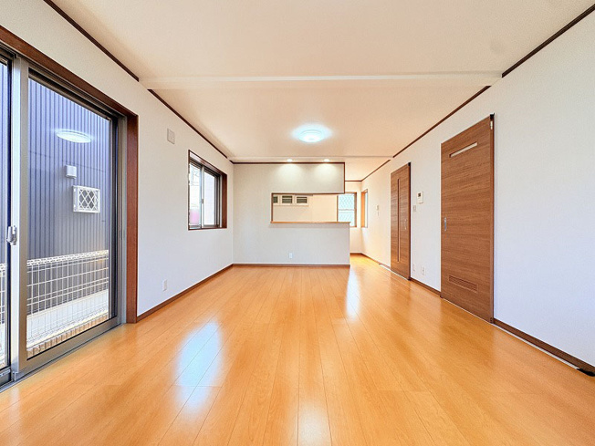 【居間・リビング】 | 練馬区西大泉4丁目　中古一戸建住宅　(保谷店) | 暮らしの中心となるリビングは、ご家族で心地良く過ごせる空間に。