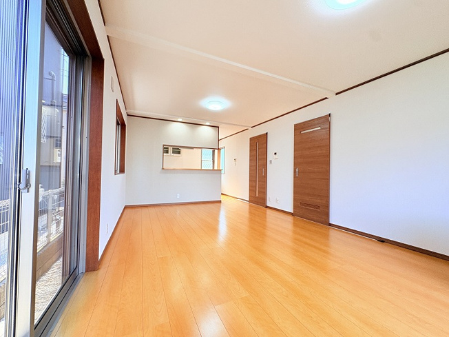 【居間・リビング】 | 練馬区西大泉4丁目　中古一戸建住宅　(保谷店) | 広々としたリビングはソファーなどの家具もラクラク置くことができます。