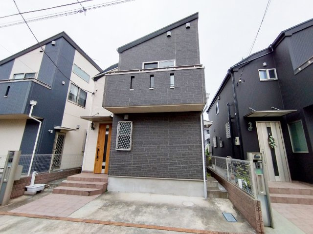 【外観】 | 練馬区西大泉4丁目　中古一戸建住宅　(保谷店) | 浴室暖房乾燥機、追焚機能、洗髪洗面化粧台、温水洗浄便座など設備仕様も充実しています。