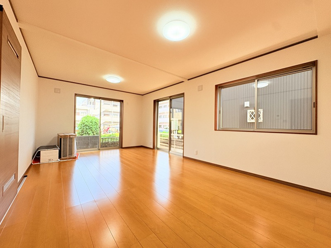 【居間・リビング】 | 練馬区西大泉4丁目　中古一戸建住宅　(保谷店) | ナチュラルな美しさを放つリビング。2面採光につき採光・通風も良好です。
