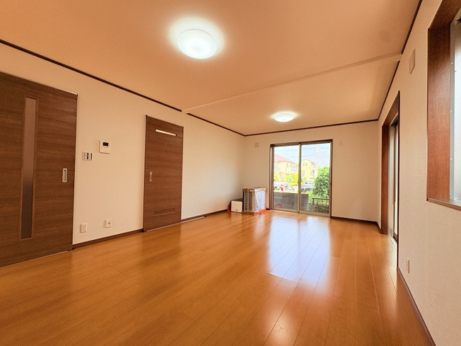 【居間・リビング】 | 練馬区西大泉4丁目　中古一戸建住宅　(保谷店) | 開放的な空間でゆったりとやすらぎに包まれた時をお過ごしください。