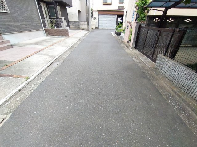 【前面道路含む現地写真】 | 練馬区西大泉4丁目　中古一戸建住宅　(保谷店) | ディスカウントストアとコンビニが徒歩5分以内にありお買い物も便利です。
