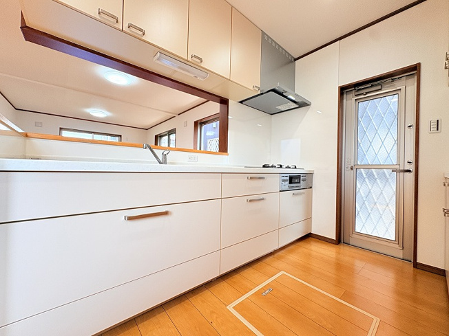 【キッチン】 | 練馬区西大泉4丁目　中古一戸建住宅　(保谷店) | 収納豊富なシステムキッチンで調理道具がスッキリと片付きます。