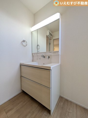 Livele Garden.S　深谷稲荷町北第3の独立洗面台|3面ミラーの後ろは収納スペースを完備
生活感のあるものは隠して、スッキリシンプルな洗面台に！清潔感のある空間♪
