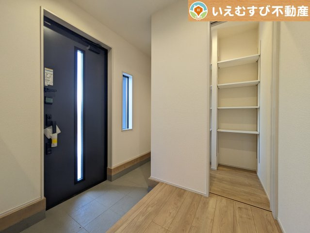 Livele Garden.S　深谷稲荷町北第3の玄関|玄関がいつも片づくシューズインクローゼット
たっぷり入る収納設備で玄関がすっきり綺麗に過ごせると快適ですよね♪