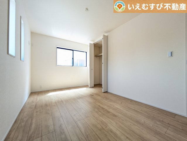 Livele Garden.S　深谷稲荷町北第3の洋室|シンプルで明るいお部屋
2面採光で日当り良好！シンプルなお部屋なので自分で家具を選ぶのが楽しみですね！