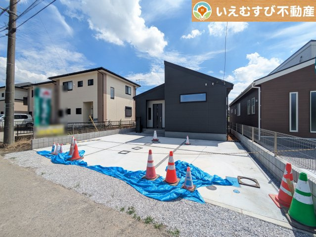 Livele Garden.S　深谷稲荷町北第3の駐車場|並列3台駐車可能なゆとりのカースペース
複数台車をお持ちでも、お友達が遊びに来てもゆとりの駐車スペース！