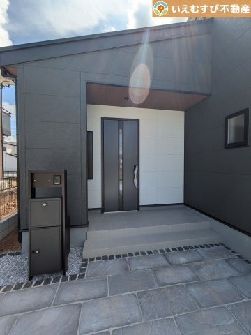 Livele Garden.S　深谷稲荷町北第3のエントランス|落ち着いた色づかいのエントランス
駐車場からアクセスの良いエントランス。雨の日や荷物が多くても安心の動線♪