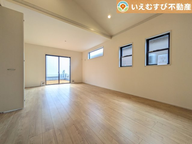 Livele Garden.S　深谷稲荷町北第3の居間・リビング|ナチュラルな色合いで落ち着いた印象のリビングダイニング
ぬくもりのあるナチュラルな空間。グリーンを飾っても相性が良さそうですね♪