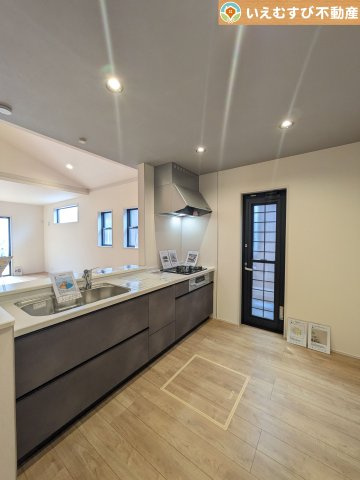 Livele Garden.S　深谷稲荷町北第3のキッチン|リビングのお子様を見守りながらお料理ができる対面キッチン
様子を見たり会話をしながら過ごせるキッチンで楽しく料理ができますね！