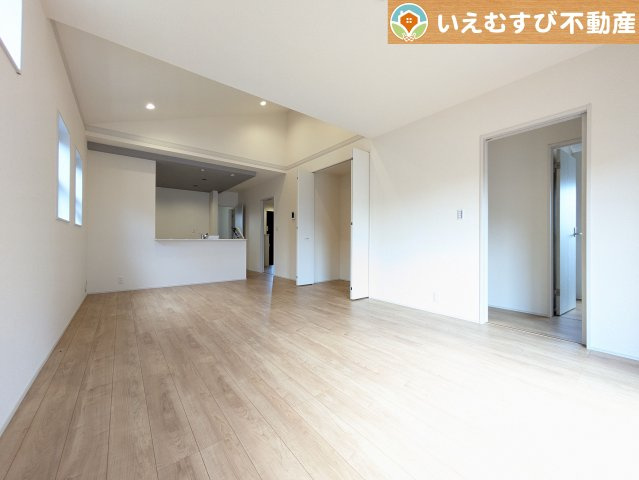 Livele Garden.S　深谷稲荷町北第3の居間・リビング|開放感と家族との距離感にこだわったＬＤＫ
採光たっぷりのリビングで休日には家族みんなでくつろげそうですね♪